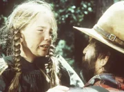 Laura (Melissa Gilbert, r.) erzählt Mr. Edwards (Victor French, l.), dass ihr Vater schwer verletzt in der Wildnis liegt.