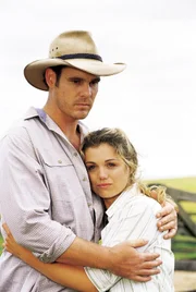 Alex (Aaron Jeffery) und Tess (Bridie Carter) halten zusammen wie Pech und Schwefel. Die Verwendung des sendungsbezogenen Materials ist nur mit dem Hinweis und Verlinkung auf TVNOW gestattet.