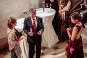 Annalena ahnt nicht, dass eine große Überraschung auf sie wartet. Von links: Veronika Brunner (Senta Auth), Roland Bamberger (Horst Kummeth) und Annalena Brunner (Heidrun Gärtner).