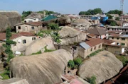„Zuflucht zwischen den Felsen“: Auf steinigem Grund und zwischen imposanten Graniterhebungen wurde die nigerianische Stadt Abeokuta um 1830 gegründet.