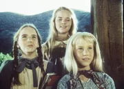 Laura (Melissa Gilbert, l.), Mary (Melissa Sue Anderson, M.) und Ginny (Rachel Longaker, r.) werden bei der Schulaufführung die Geschichte von den 'Kleinen Frauen' spielen.