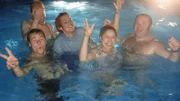 Die Kollegen sind außer Rand und Band: Endlich leistet Rita ihnen bei der spontanen Poolparty Gesellschaft! (v.l.: Lutz Herkenrath, hi., Dustin Semmelrogge, Gaby Köster, Franziska Traub, Georg Alfred Wittner)