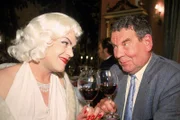 'Marilyn' alias Tim (Oliver Reinhard, li.) erinnert Strauss (Harald Dietl) an seine Jugendliebe und seine Laune verbessert sich schlagartig...