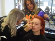 V.l.: Visagistin, Stylistin und Kandidatin Heike. Die Verwendung des sendungsbezogenen Materials ist nur mit dem Hinweis und Verlinkung auf TVNOW gestattet.