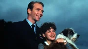 Jeff Thomas (Jason Connery) und George (Jemima Rooper) mit ihrem Hund Timmy im Arm freuen sich darüber, dass sie ihm bei einer Entführung eines Flugzeugs helfen konnten.