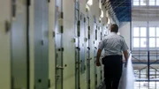 In der JVA Bruchsal in Baden-Württemberg sitzen mehr als 400 Männer unter höchster Sicherheitsstufe mit überwiegend langen Haftstrafen, darunter 60 "Lebenslängliche".