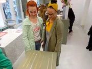 Kandidatin Heike (l.) und Shoppingbegleitung Laura. Die Verwendung des sendungsbezogenen Materials ist nur mit dem Hinweis und Verlinkung auf TVNOW gestattet.