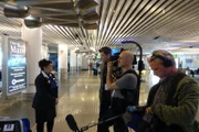 Nicole Reim hat viele Geschichten vom Leben am Flughafen zu erzählen.