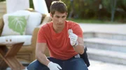 Ryan (Jonathan Togo) sucht am Tatort, an dem fünf Mitglieder der Mala Noche erschossen wurden, nach Spuren.