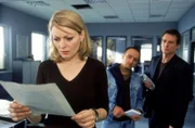 Als Petra (Martina Hill), die Sekretärin auf der Autobahnpolizeiwache, auf dem Revier das Phantombild des Flüchtigen sieht, stutzt sie. Das Bild hat eine beunruhigende Ähnlichkeit zu Markus Tischer, einem Exfreund von ihr... (v.re. Rene Steinke, Erdogan Atalay)