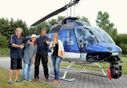 HESSISCHER RUNDFUNK „Hessen von oben“ heißt eine neue, dreiteilige Sendereihe, die der Hessische Rundfunk in nativem HD derzeit für das hr-fernsehen produziert. Gedreht wird mit einer Cineflex-Kamera von einem Helikopter aus. Das Team (von links): Kameramann Christian Wiege, Autorin Susie Maass, Helikopterpilot Dr. Heiner Börger und Projektassistentin Raphaela Golling.