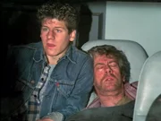 Jeffery (Billy Jayne, li.) und sein Vater Harry (Paul Gleason, re.) stecken in großen Schwierigkeiten...