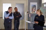 Beissl (Andreas Giebel, l.), Jerry (Peter Marton, M.) und Caro (Sarah Thonig, r.) beraten sich zum aktuellen Mordfall.