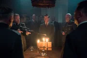 Heimliches Treffen: Scheer (Florian Panzner, Mitte), General Major Seegers (Ernst Stötzner, 2. v. re.) und Wolter (Peter Kurth, re.).