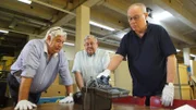 Nigel Dunkley, Lawrence G. Kelley und Jean-Paul Staub vor einem alten Nachtsichtgerät im AlliiertenMuseum Berlin.