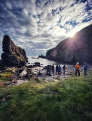 Die Crew beendet einen Drehtag auf dem Dunnicaer Sea Stack in Schottland, auf der Suche nach der verlorenen Stadt der Pikten.