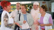 Rita (Gaby Köster, l.), Schumann (Lutz Herkenrath, 2.v.l.), Gisi (Franziska Traub) und Bernie (Georg Alfred Wittner) freuen sich über Didis (Dustin Semmelrogge, M.) Engagement.