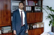 Bürgermeister Kaan (Steven Sowah) in seinem Büro.