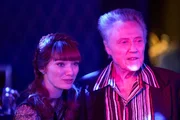 Auch Frank (Christopher Walken) schaut auf Lady Gabby's (Eleanor Tomlinson) Party vorbei.