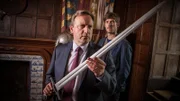 "Haben die Geister mit echten Schwertern gekämpft?", fragen sich Chief Inspector John Barnaby (Neil Dudgeon, l.) und DS Charlie Nelson (Gwilym Lee, r.).