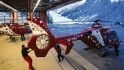 Abendstimmung auf der Basis - Die Helikopter werden in den Hangar geschoben.