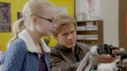 Die hochintelligente Schülerin Valerie Larson (Amiah Miller, l.) fachsimpelt mit MacGyver (Lucas Till, r.) über Chemie und Physik, als plötzlich fünf Männer den Klassenraum stürmen und Valerie entführen.