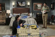 Die Trennung von Zoey macht Walden (Ashton Kutcher, l.) schwer zu schaffen, bei jeder Kleinigkeit rastet er deshalb aus. Alan (Jon Cryer, r.) versucht, ihn aufzumuntern, doch wird er es schaffen?
