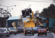 Bei seiner Flucht mit dem LKW kracht der Dealer Rico durch einen quer stehenden Laster und überschlägt sich...