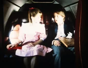 Brock (Bobby Jacobi, r.) und Karen (Emily Moultrie, l.), in der Privatmaschine ihres Vaters, freuen sich auf die Ferien mit ihm.