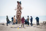 Über 40 Jahre hinweg hat ein Killer 17 Menschen ermordet und nun die Leichen kunstvoll drapiert. Wird es Will Graham (Hugh Dancy, l.), Jack Crawford (Laurence Fishburne, 4.v.l.), Beverly Katz (Hettienne Park, 5.v.r.), Brian Zeller (Aaron Abrams, 3.v.r.) und Jimmy Price (Scott Thompson, 2.v.r.) gelingen, den "Totempfahlkiller" zu stellen?