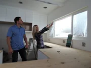 F&uuml;r die offene K&uuml;che haben Tarek (l.) und Christina (r.) konkrete Pl&auml;ne. Ob sich die Pl&auml;ne eines Strand-Looks in T&uuml;rkis so umsetzen lassen, wie sie es sich vorstellen?