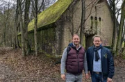 Tobias Kämmerer (li.) mit Daniel am Bunker Giesela.