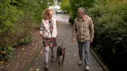 Hundecoach Andreas Ohligschläger (r) zusammen mit Halterin Heide und ihrem Mischlingshund Tico.