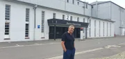 Kaminer vor der Marlene Dietrich Halle, Filmstudio Babelsberg