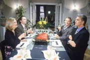 Dr. Schmidt (Walter Sittler, re.) hat ein Luxusdinner für die Mitglieder eines renomierten Ärzteclubs organisiert. Doch seine Gäste haben kurzfristig abgesagt. Um die kostbaren Speisen jedoch nicht verkommen zu lassen verdonnert Schmidt seine Assistenzärzte (v.li.) Dr. Borstel (Kerstin Thielemann), Dr. Brummel (Roland Jankowsky) und Dr. Pfund (Alexander Schottky) kurzerhand bei ihm zu essen.
