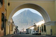 Im Panchoy-Tal in Guatemala liegt am Fuß dreier Vulkane Antigua, die ehemalige Hauptstadt der spanischen Kolonien in Zentralamerika.