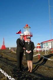 Luis Moraga und María José Jara – Leuchtturmwärter-Ehepaar vor dem Leuchtturm Espíritu Santo auf Feuerland