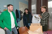 Erik (Patrick Heinrich, l.) und Tobias (Jan Kittmann, M.) wundern sich über das Outfit, das Paul (Niklas Osterloh) bekommen hat.