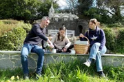 Familie Sholl lässt sich beim Picknick vor der kleinsten Kapelle der Welt einen traditionellen Kuchen schmecken: die Gâche mêlée.
