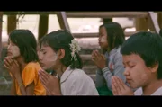 Die elfjährige Hninn lebt mit ihren Eltern und Geschwistern in einem kleinen Dorf in Myanmar. Die Menschen hier glauben an die Macht des Karmas: Wer Gutes tut, dem wird Gutes widerfahren.
