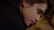 Die junge Musikerin Sass Dumonde (Amra Silajdzic) wird plötzlich von einem maskiertem Mann in ihrer Wohnung überrascht und anschließend erdrosselt.