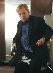Als Horatio (David Caruso) realisiert, dass die Crew des Flugzeuges mit Jack Toller unter einer Decke steckt, ist es bereits zu spät: In dem Chaos konnte Toller fliehen...