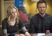 Troy und Abed haben Britta (Gillian Jacobs, l.), Troy (Joel McHale, r.) und ihre anderen Freunde aus der Lerngruppe in ihr neues Apartment zum Yahtzee-Spielen eingeladen. Der Abend fängt eigentlich ganz gut an ...