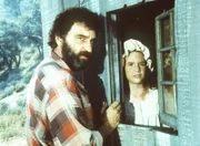 Da Laura Ingalls (Melissa Gilbert, r.) heimlich Alicia besucht hat, hat sie sich angesteckt und wird von Mr. Edwards (Victor French, l.) in seiner Hütte gepflegt.