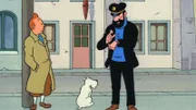 Tim (l.), Struppi und Kapitän Haddock (r.) werden von bordurischen Agenten verfolgt, die Professor Bienlein entführt haben. Um ihn zu retten, reisen sie nach Bordurien, wo sie von Polizisten belagert werden.