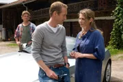 Ludwig (Leo Reisinger, li.) ist nicht begeistert darüber, dass Georg (Stephan Kampwirth) seine Verlobte Anna (Felicitas Woll) mit dem Sportwagen abholt. Weiteres Bildmaterial finden Sie unter www.br-foto.de.