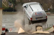 Auf seiner Flucht hebt Semir mit dem Wagen ab...