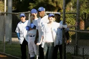 Det. Lilly Rush (Kathryn Morris, vorne r.), Det. Will Jeffries (Thom Barry, M.) und Det. Scott Valens (Danny Pino, 2.v.l.) feuern ihre Mitspieler kräftig an.