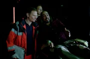 Dr. Haase (Fabian Harloff, l.) versorgt Rashid Malek (Samir Fuchs, r.), der beim Überfall auf eine illegale Pokerrunde angeschossen wurde.