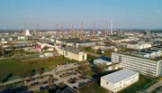 Die Menschen im uckermärkischen Schwedt sind sich uneins: Die einen wollen die vermeintlich gute alte Zeit des russischen Erdöls zurück, des „Schwarzen Goldes“, mit dem Stabilität und bescheidener Wohlstand in die Raffinerie-Stadt kamen. Andere setzen auf erneuerbare Energien und wollen die Stadt in einen innovativen Wirtschaftsstandort wandeln. - Blick au das Gelände der PCK-Raffinerie Schwedt.